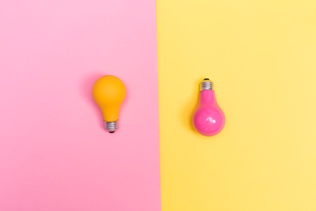 黄色とピンクの背景に色の電球 の写真素材 画像素材 Image