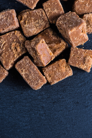 上から俯瞰食材 伝統的なホームメイド ファッジ タフィーを作ってください の写真素材 画像素材 Image