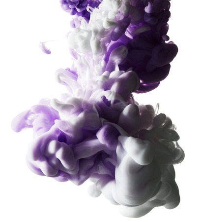 紫色の塗料が白い背景で隔離の抽象的なスプラッシュ の写真素材・画像