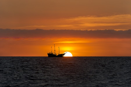 油絵 仮縁つき 海 夕焼け 球体 船シルエット サンセットは夕焼けの空に上昇満月と海に座って