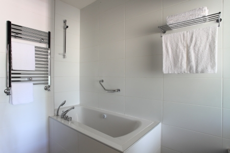 Badewanne, beheizte handtuchhalter und regal im badezimmer ...