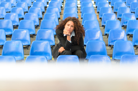 頬杖を着いて両手と陰気な表現とスタジアムに空席の行で心配しているアフリカ系アメリカ人の若い女性に座って待っています の写真素材 画像素材 Image 頬杖を着いて両手と陰気な表現とスタジアムに空席の行で心配しているアフリカ系アメリカ人の若い女性に座って待っています の写真素材 画像素材 Image