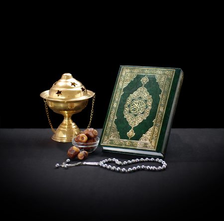 Livre Sacre Du Coran Avec Le Chapelet Et Les Dates Sur Fond Noir Banque D Images Et Photos Libres De Droits Image Livre Sacre Du Coran Avec Le Chapelet Et Les Dates Sur Fond Noir Banque D Images Et Photos Libres De Droits Image