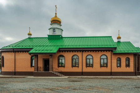 Temple of seraphim of sarov against a cloudy sky. the photo was taken in kopeysk, chelyabinsk region, russia. Banco de Imagens