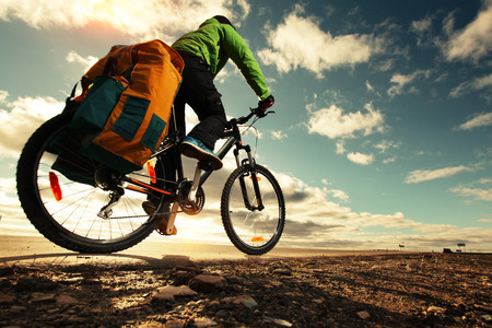 Tenda da campeggio turistica nei boschi, la bici del viaggiatore è sullo sfondo. Tenda da campeggio turistica nei boschi, la bici del viaggiatore è sullo sfondo.