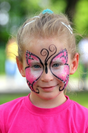 白で隔離パンダ カーニバルのフェイス ペイントを身に着けている若い女の子 の写真素材 画像素材 Image