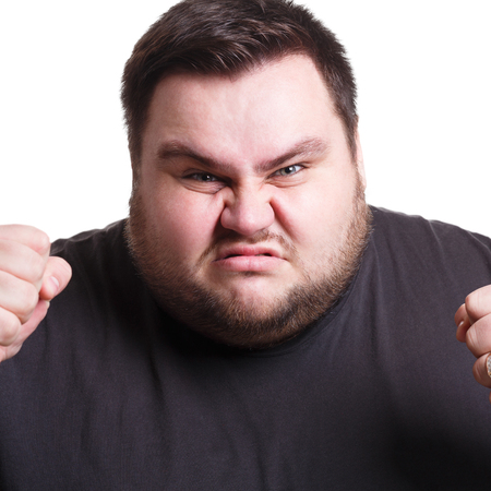 怒っているデブ男の肖像画 激怒の大きな男が怒り 白を表現する分離されたスタジオの背景 の写真素材 画像素材 Image