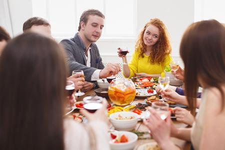幸せなカップルを祝うため レストランやホーム パーティーで友人と夕食を持っています 人々 は 食事一緒に フレンドリーな会話をしています の写真素材 画像素材 Image