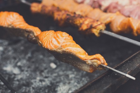 サーモン ステーキを食べるケバブ料理の金属の串を焼き ロースト魚はバーベキューで調理 炭と炎 ピクニック ストリート フード グリルします の写真素材 画像素材 Image サーモン ステーキを食べるケバブ料理の金属の串を焼き ロースト魚はバーベキューで調理 炭と炎 ピクニック ストリート フード グリルします の写真素材 画像素材 Image