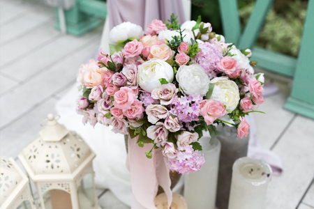 結婚式受付の花装飾 素朴なスタイル ブライダル ブーケや木製ヴィンテージ背景 アウトドア オブジェクトのろうそく の写真素材 画像素材 Image 結婚式受付の花装飾 素朴なスタイル ブライダル ブーケや木製ヴィンテージ背景 アウトドア オブジェクトのろうそく の写真素材 画像素材 Image