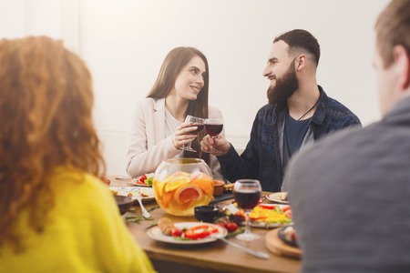 幸せなカップルを祝うため レストランやホーム パーティーで友人と夕食を持っています 人々 は 食事一緒に フレンドリーな会話をしています の写真素材 画像素材 Image