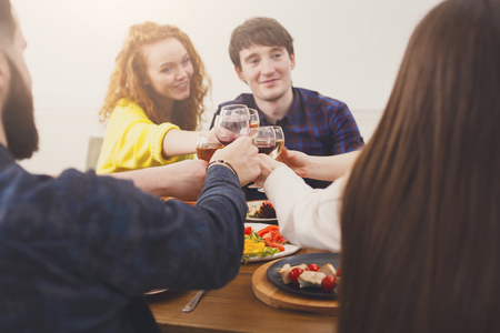 幸せなカップルを祝うため レストランやホーム パーティーで友人と夕食を持っています 人々 は 食事一緒に フレンドリーな会話をしています の写真素材 画像素材 Image