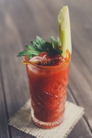 ブラッディマリー カクテル セロリ プルーン 玉ねぎ パセリ アイス添え 木製のテーブルのクローズ アップのガラスにウォッカとトマト ジュース 人気のあるアルコール飲料 の写真素材 画像素材 Image