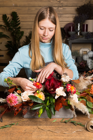 女性の花屋花の束との仕事のマスター クラス 女の子はさまざまな秋の花の花束を作るします ビジネス女性の花屋フラワー ショップの肖像画 の写真素材 画像素材 Image 女性の花屋花の束との仕事のマスター クラス 女の子はさまざまな秋の花の花束を作るします ビジネス女性の花屋フラワー ショップの肖像画 の写真素材 画像素材 Image