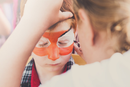 Lartista Disegna Il Volto A Un Ragazzo Piccolo Fare Gli Occhi Di Tigre Festività Per Bambini Intrattenimento Per Feste Di Compleanno
