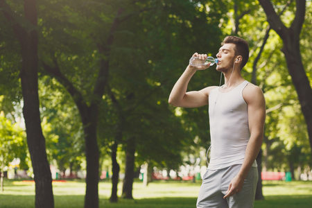 若いスポーツマンは水を飲み ヨガを練習する ペットボトルを持ったフィットネス男 トレーニング後の休息 公園で蓮のポーズで座る 健康的なライフスタイルコンセプト の写真素材 画像素材 Image 若いスポーツマンは水を飲み ヨガを練習する ペットボトルを持ったフィットネス男 トレーニング後の休息 公園で蓮のポーズで座る 健康的なライフスタイルコンセプト の写真素材 画像素材 Image