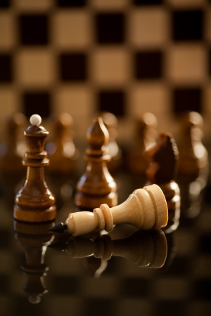 緑の背景にチェスのゲームの最初の位置 の写真素材 画像素材 Image