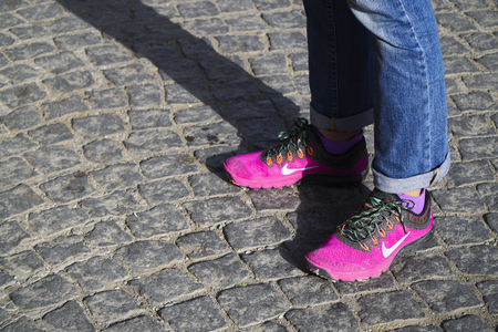 Estambul, Turquía - 16 De Octubre 2016: El Nuevo Estilo Zapatillas ... صوت صراخ Estambul, Turquía - 16 De Octubre 2016: El Nuevo Estilo Zapatillas ... صوت صراخ