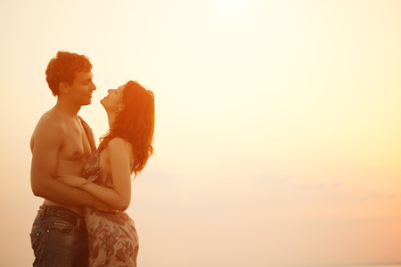 30350258-un-amante-joven-pareja-abraz%C3%A1ndose-y-bes%C3%A1ndose-en-la-playa-al-atardecer-dos-amantes-hombre-y-mujer-cerca.jpg?ver=6