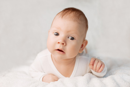 美しいかわいい笑い赤ちゃん 男の子か女の子白地 小さな子供 の写真素材 画像素材 Image 3626