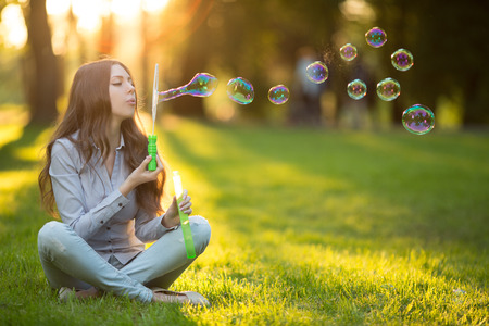 若い春の夕日春夏風景を背景に芝生の上に座って公園の春夏おしゃれな女の子のファッション カジュアル女性泡を吹く 太陽光線 夏の日光の背景シーン バックライト付き の写真素材 画像素材 Image 若い春の夕日春夏風景を背景に芝生の上に座って公園の春夏おしゃれな女の子のファッション カジュアル女性泡を吹く 太陽光線 夏の日光の背景シーン バックライト付き の写真素材 画像素材 Image