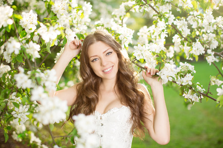 春の庭で若い春ファッション女性 春 春の風景の背景の夕日のトレンディな女の子 花の花粉にアレルギーがあります 春のアレルギー の写真素材 画像素材 Image 春の庭で若い春ファッション女性 春 春の風景の背景の夕日のトレンディな女の子 花の花粉にアレルギーがあります 春のアレルギー の写真素材 画像素材 Image