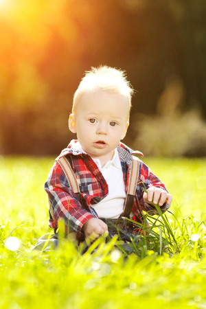 草の上の公園にかわいい赤ちゃん 甘い赤ん坊アウトドア 散歩に感情的な子供の笑顔 子供の笑顔 の写真素材 画像素材 Image 草の上の公園にかわいい赤ちゃん 甘い赤ん坊アウトドア 散歩に感情的な子供の笑顔 子供の笑顔 の写真素材 画像素材 Image