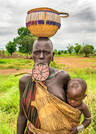 omo vallei, ethiopiË - 7 mei 2015: vrouw van de afrikaanse stam