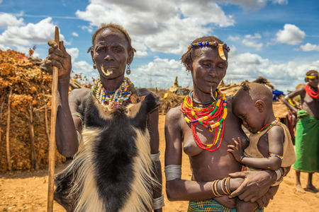 omo vallei, ethiopiË - 6 mei 2015: meisjes en vrouwen uit de