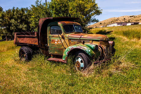 カリスペル 8 月 2 日 古い車やトラックにジャンク ヤード 15 年 8 月 2 日カリスペル族 山で の写真素材 画像素材 Image カリスペル 8 月 2 日 古い車やトラックにジャンク ヤード 15 年 8 月 2 日カリスペル族 山で の写真素材 画像素材 Image