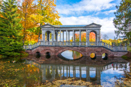 Marble bridge in autumn foliage in catherine park, pushkin (tsarskoe selo), saint petersburg, russia Banco de Imagens