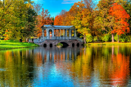 Marble bridge in autumn foliage in catherine park, pushkin (tsarskoe selo), saint petersburg, russia Banco de Imagens