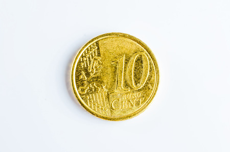 古い 10 セント ユーロ硬貨が白い背景に分離されました。鉄道タブレット玉　14番。の写真