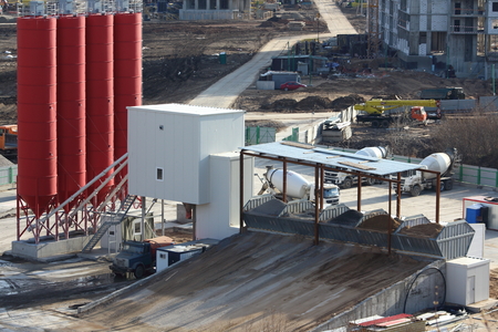 建設現場で小さなコンクリート プラント の写真素材 画像素材 Image 39682336