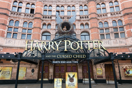 ロンドン イギリス 16 年 7 月 25 日 ハリー ポッターと呪われた子であるロンドンのパレス劇場再生装飾 16 年 7 月 25 日 イギリスのロンドンに の写真素材 画像素材 Image ロンドン イギリス 16 年 7 月 25 日 ハリー ポッターと呪われた子であるロンドンのパレス劇場再生装飾 16 年 7 月 25 日 イギリスのロンドンに の写真素材 画像素材 Image