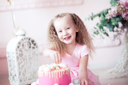 笑って子供女の子 5 6 歳誕生日ケーキは食べる カメラを見ています 子供の頃 お祝い の写真素材 画像素材 Image 笑って子供女の子 5 6 歳誕生日ケーキは食べる カメラを見ています 子供の頃 お祝い の写真素材 画像素材 Image