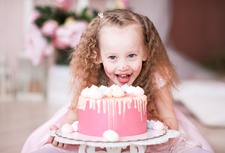 笑って子供女の子 5 6 歳誕生日ケーキは食べる カメラを見ています 子供の頃 お祝い の写真素材 画像素材 Image