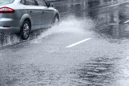 車の巨大な水たまりに豪雨時運転 の写真素材 画像素材 Image