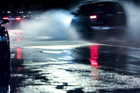 ヘッドライトは水たまりに反射すると動きで車のホイールから跳ね返り雨水 雨の夜 の写真素材 画像素材 Image ヘッドライトは水たまりに反射すると動きで車のホイールから跳ね返り雨水 雨の夜 の写真素材 画像素材 Image