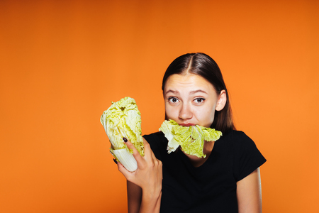 美しい空腹の少女をガツガツ食べる彼女のキャベツ、分離、おいしい食品 