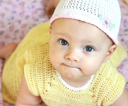 面白い赤ちゃん帽子で青い大きな目を持つ少女のクローズ アップの肖像画 の写真素材 画像素材 Image