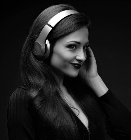 美しい幸せな長い髪の若い女性が暗い黒い背景に黄色ワイヤレスヘッドホンで音楽を聴きます ポートレート クローズ アップ 黒と白 の写真素材 画像素材 Image 美しい幸せな長い髪の若い女性が暗い黒い背景に黄色ワイヤレスヘッドホンで音楽を聴きます ポートレート クローズ アップ 黒と白 の写真素材 画像素材 Image