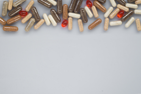 薬用カプセル光の表面にガラスの瓶外に流出します の写真素材 画像素材 Image