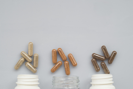 薬用カプセル光の表面にガラスの瓶外に流出します の写真素材 画像素材 Image