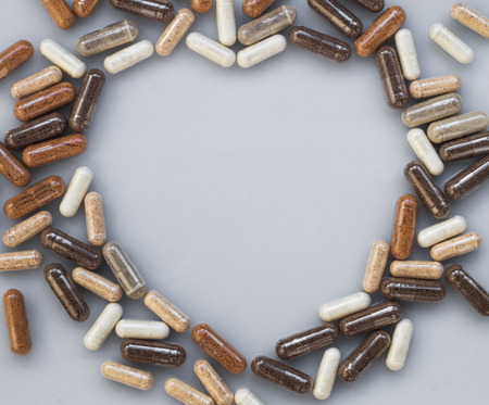 薬用カプセル光の表面にガラスの瓶外に流出します の写真素材 画像素材 Image