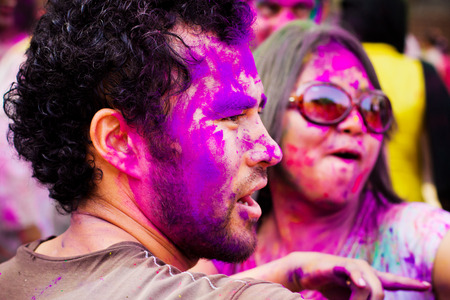 デリー インド 3 月 日 ジャワハルラール ネルー大学の学生と観光は デリー インドで 11 年 3 月 日にホーリーの祭りを祝います Holi はばね色の祭として祝われる祭 の写真素材 画像素材 Image