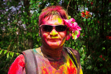 デリー インド 3 月 日 ジャワハルラール ネルー大学の学生と観光は デリー インドで 11 年 3 月 日にホーリーの祭りを祝います Holi はばね色の祭として祝われる祭 の写真素材 画像素材 Image