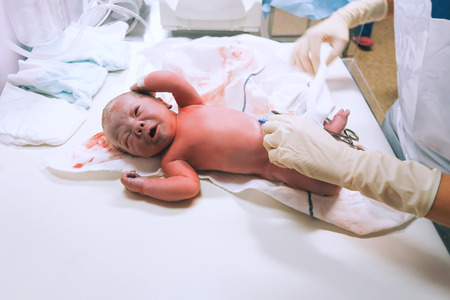 出産後の保育園での新生児 分娩室で生まれたばかりの赤ちゃん 看護師や医師が生まれたばかりの赤ちゃんを調べるします 母は 男の子の赤ちゃんを出産します の写真素材 画像素材 Image 出産後の保育園での新生児 分娩室で生まれたばかりの赤ちゃん 看護師や医師が生まれたばかりの赤ちゃんを調べるします 母は 男の子の赤ちゃんを出産します の写真素材 画像素材 Image