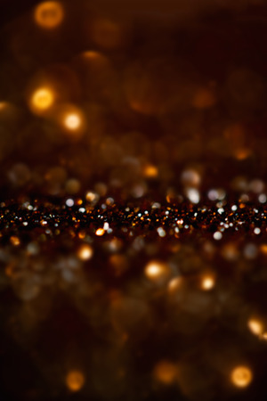 クリスマス キラキラ ビンテージ ライトの抽象的な背景 デフォーカス ゴールドラメ壁紙が濃い輝くボケ の写真素材 画像素材 Image
