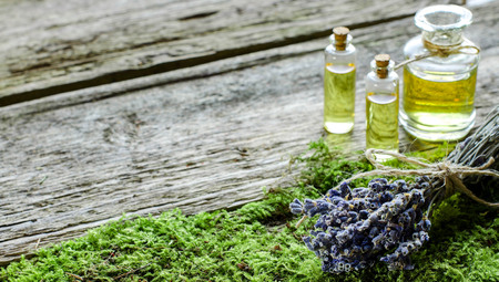 乾燥ラベンダーの束 ガラス コケ スパや代替の瞑想の香り香りエッセンシャル オイルまたはスパまたは古いボードに天然アロマオイルをボトルします 選択と集中 テキストを配置します の写真素材 画像素材 Image